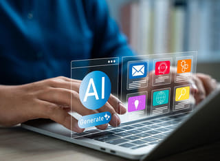 Principiante en el mercado cripto explorando fundamentos del comercio automatizado mediante inteligencia artificial