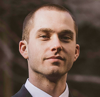 Retrato de Thomas Whitfield especialista en análisis de trading del mercado de criptomonedas
